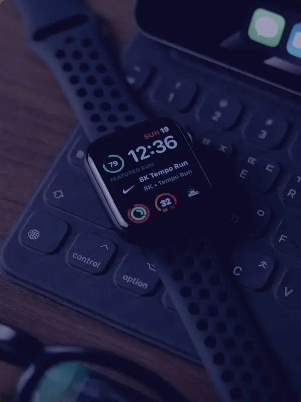 Apple Watch Series 4 alongside a custom band, highlighted on the EatingTech website.